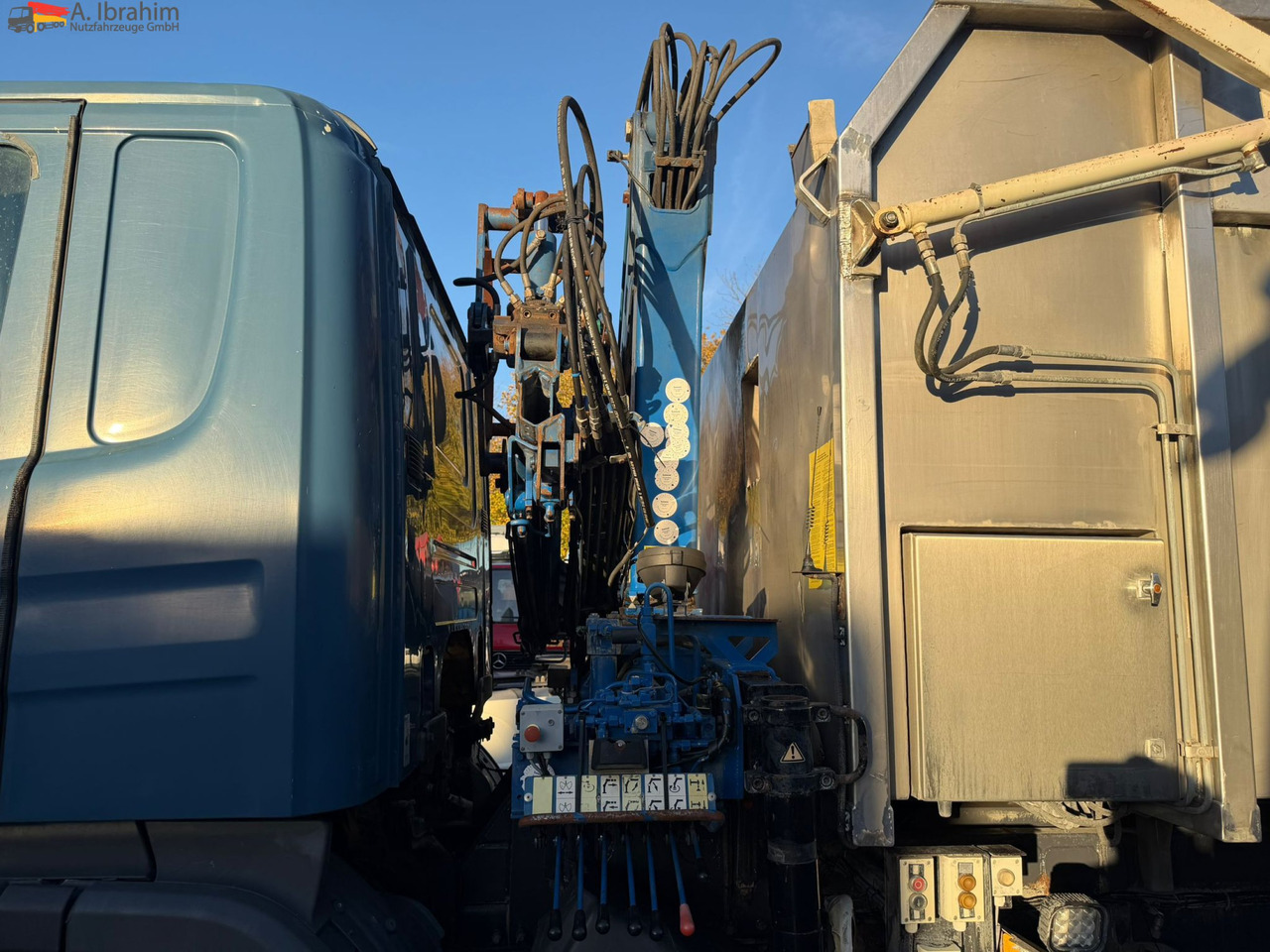 Scania B4X2 Edelstahlkipper für Tierkörperbeseitigung Kran MKG - Vůz na odvoz odpadků: obrázek 4 Scania B4X2 Edelstahlkipper für Tierkörperbeseitigung Kran MKG - Vůz na odvoz odpadků: obrázek 4