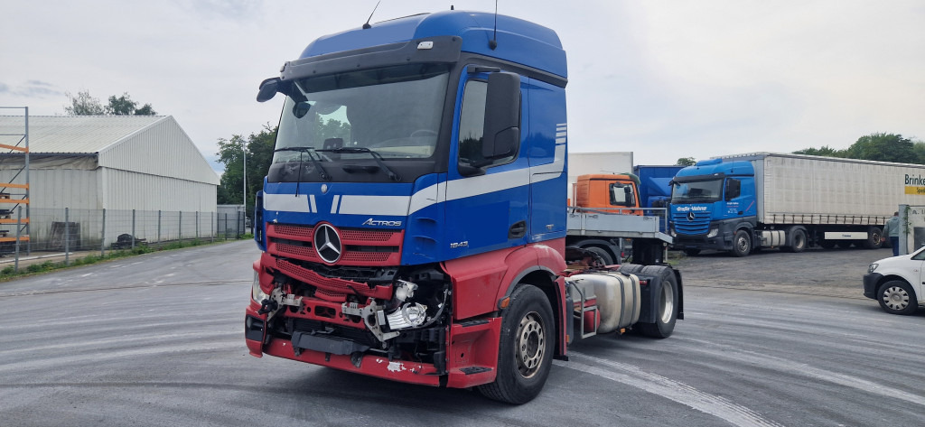 Mercedes-Benz 1843 DB 1843 mit PTU für Kompressor Unfall, bedingt fahrbereit. Video vorh. - Tahač: obrázek 1 Mercedes-Benz 1843 DB 1843 mit PTU für Kompressor Unfall, bedingt fahrbereit. Video vorh. - Tahač: obrázek 1