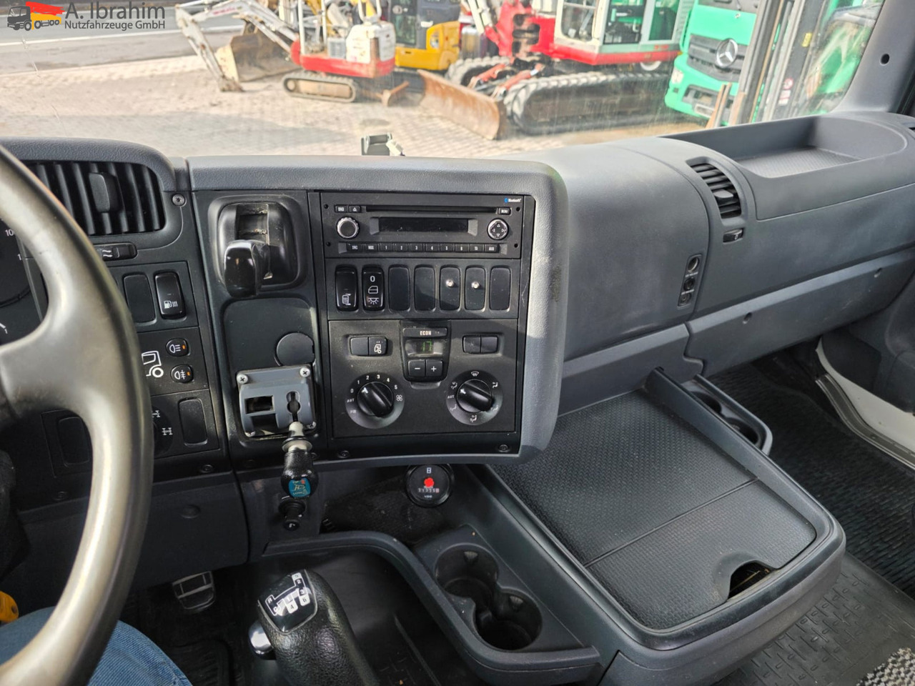 Scania R560 | 6x4 | V8 | Blatt Blatt | Schaltgetriebe | Kipphydraulik | Klima | Trommelbremse| 3 Pedals - Tahač: obrázek 3 Scania R560 | 6x4 | V8 | Blatt Blatt | Schaltgetriebe | Kipphydraulik | Klima | Trommelbremse| 3 Pedals - Tahač: obrázek 3