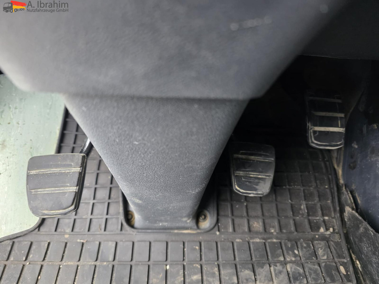 Scania R560 | 6x4 | V8 | Blatt Blatt | Schaltgetriebe |Kipphydraulik | Klima | Trommelbremse| 3 Pedals - Tahač: obrázek 5 Scania R560 | 6x4 | V8 | Blatt Blatt | Schaltgetriebe |Kipphydraulik | Klima | Trommelbremse| 3 Pedals - Tahač: obrázek 5