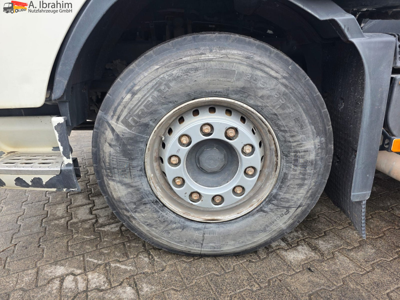 Volvo FH 520 | 6x4 | V8 | Kipphydraulik | Blatt Blatt | Schaltgetriebe | Klima | Trommelbremse | 3 Pedals - Tahač: obrázek 5 Volvo FH 520 | 6x4 | V8 | Kipphydraulik | Blatt Blatt | Schaltgetriebe | Klima | Trommelbremse | 3 Pedals - Tahač: obrázek 5