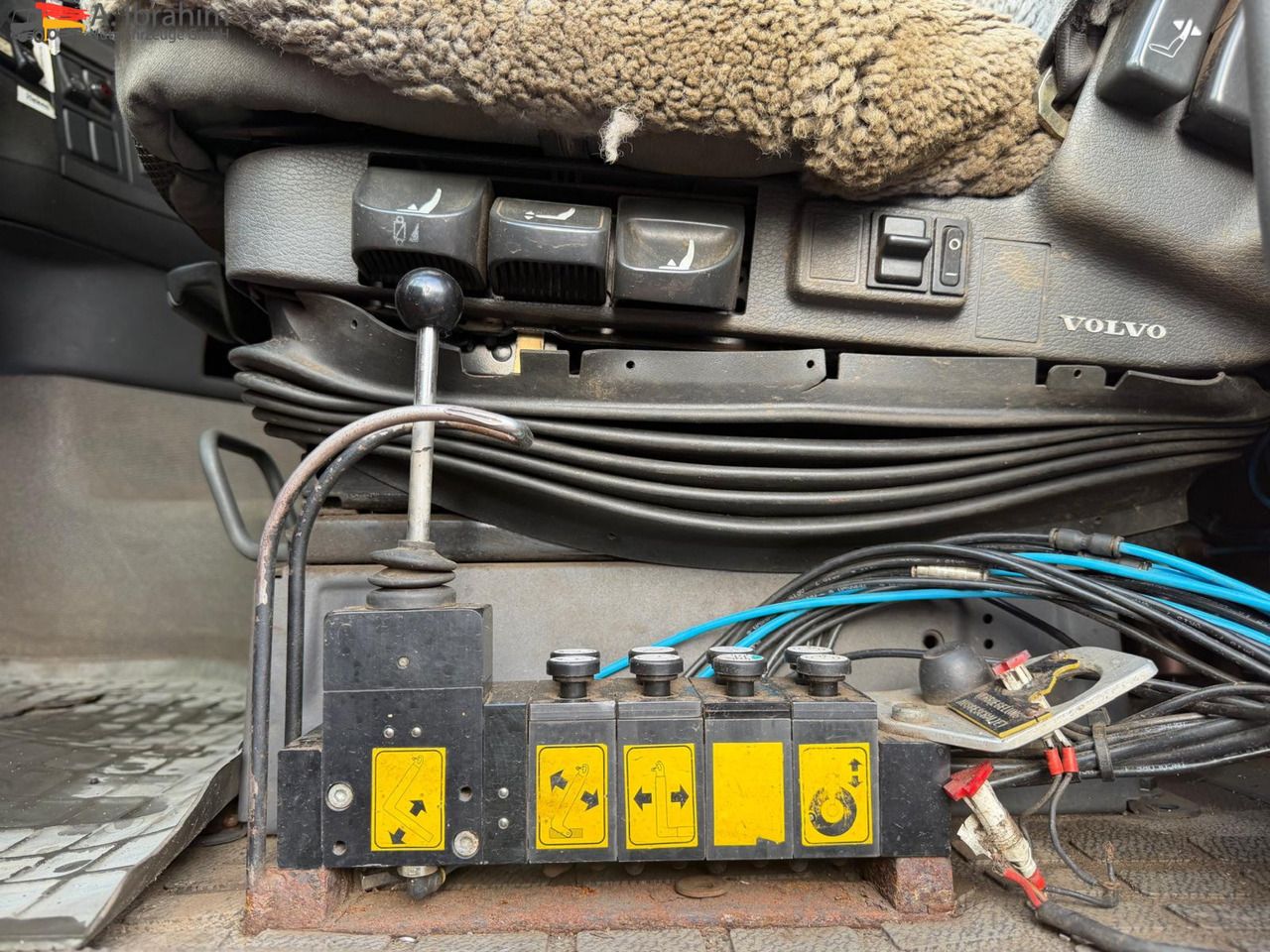 Volvo FH12-420 8x2 Fahrzeugpapiere Schweiz - Hákový nosič kontejnerů: obrázek 4 Volvo FH12-420 8x2 Fahrzeugpapiere Schweiz - Hákový nosič kontejnerů: obrázek 4