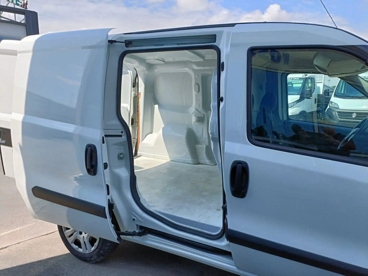 FIAT DOBLO CARGO 1.3 MJT SX - Furgon: obrázek 3 FIAT DOBLO CARGO 1.3 MJT SX - Furgon: obrázek 3