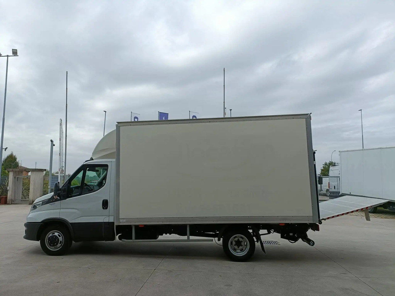 IVECO DAILY 35C16 3.0 - Dodávka skřín: obrázek 2 IVECO DAILY 35C16 3.0 - Dodávka skřín: obrázek 2