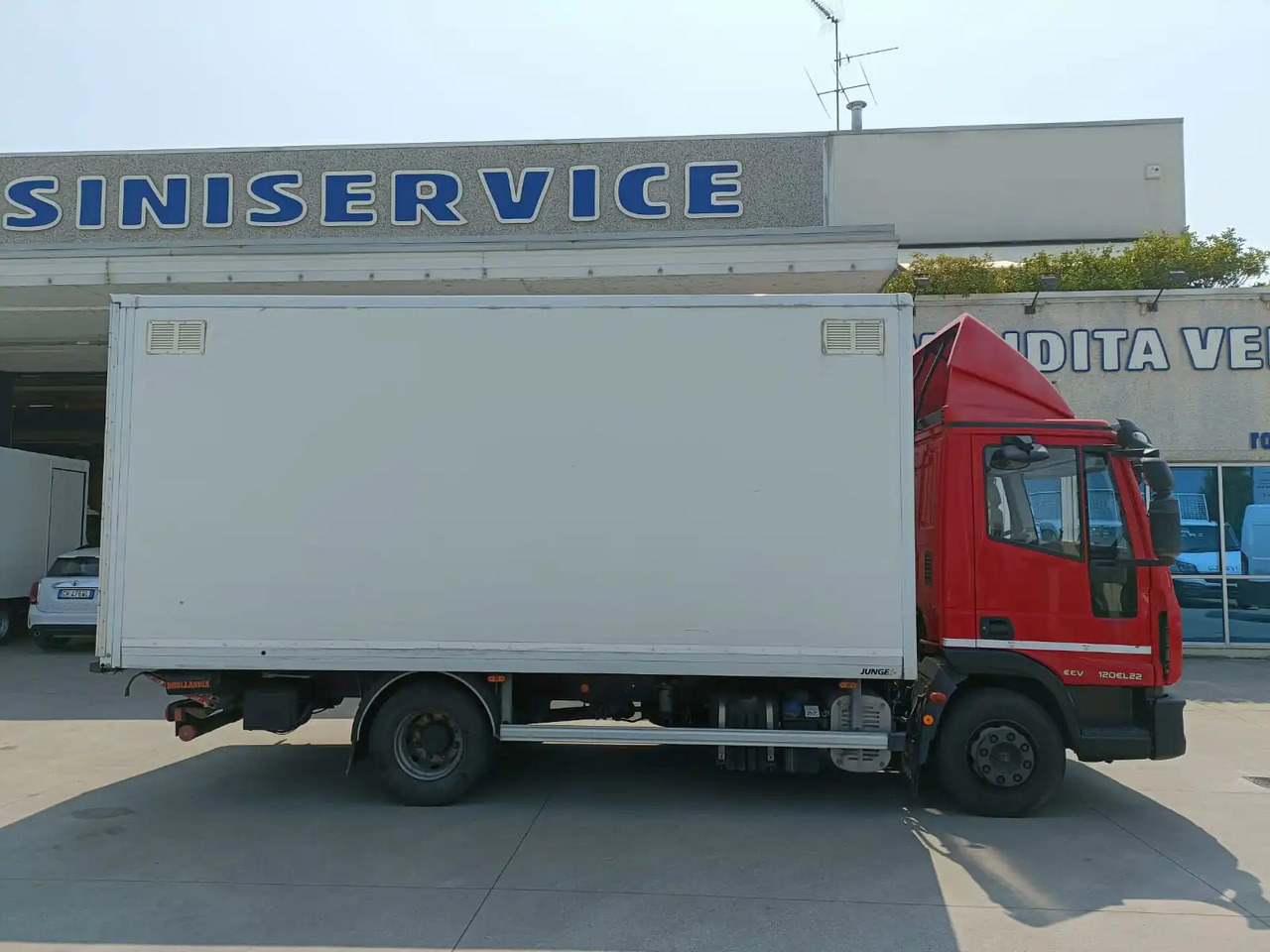 IVECO EUROCARGO 120EL22 - Skříňový nákladní auto: obrázek 4 IVECO EUROCARGO 120EL22 - Skříňový nákladní auto: obrázek 4