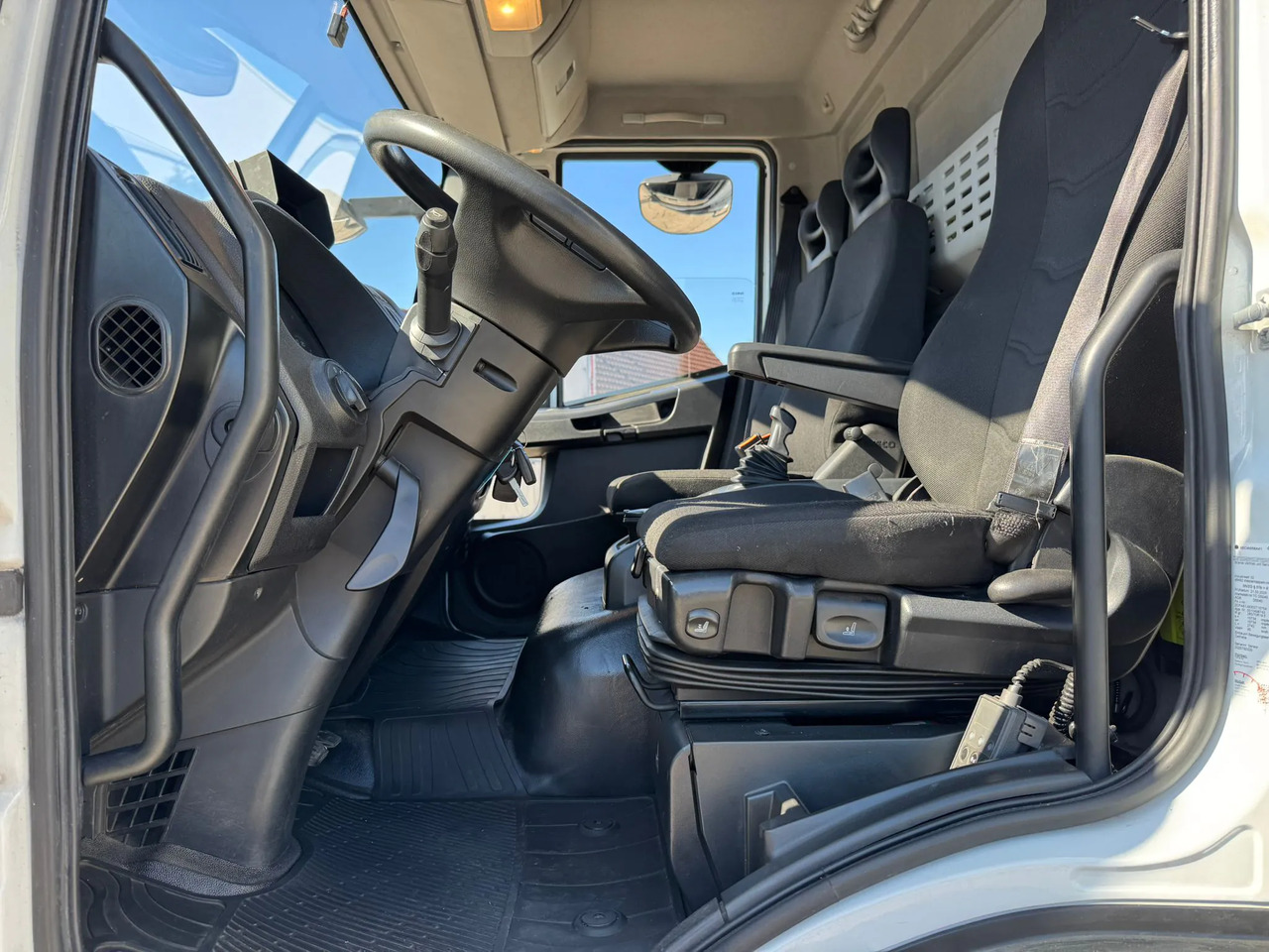 IVECO EUROCARGO 140E28P - Plachtový nákladní auto: obrázek 3 IVECO EUROCARGO 140E28P - Plachtový nákladní auto: obrázek 3