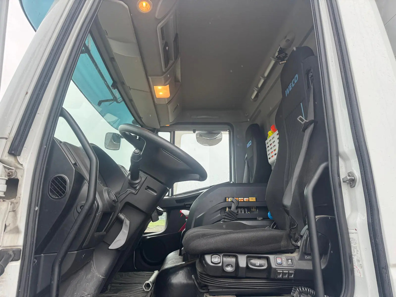 IVECO EUROCARGO 180E32P - Plachtový nákladní auto: obrázek 3 IVECO EUROCARGO 180E32P - Plachtový nákladní auto: obrázek 3