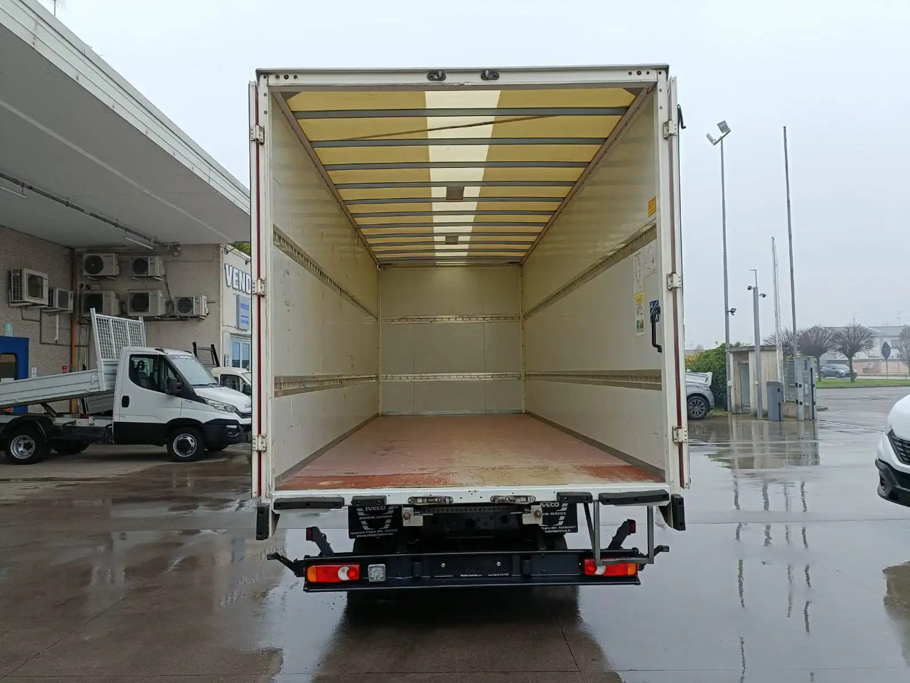 IVECO EUROCARGO 75E19 / 80E19 / 86E19 - Skříňový nákladní auto: obrázek 5 IVECO EUROCARGO 75E19 / 80E19 / 86E19 - Skříňový nákladní auto: obrázek 5