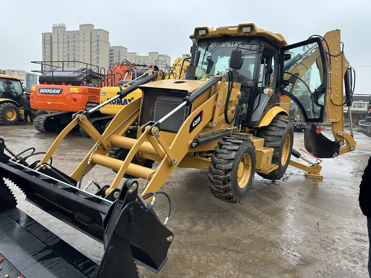 Caterpillar 420F - Rýpadlo-nakladač: obrázek 3 Caterpillar 420F - Rýpadlo-nakladač: obrázek 3