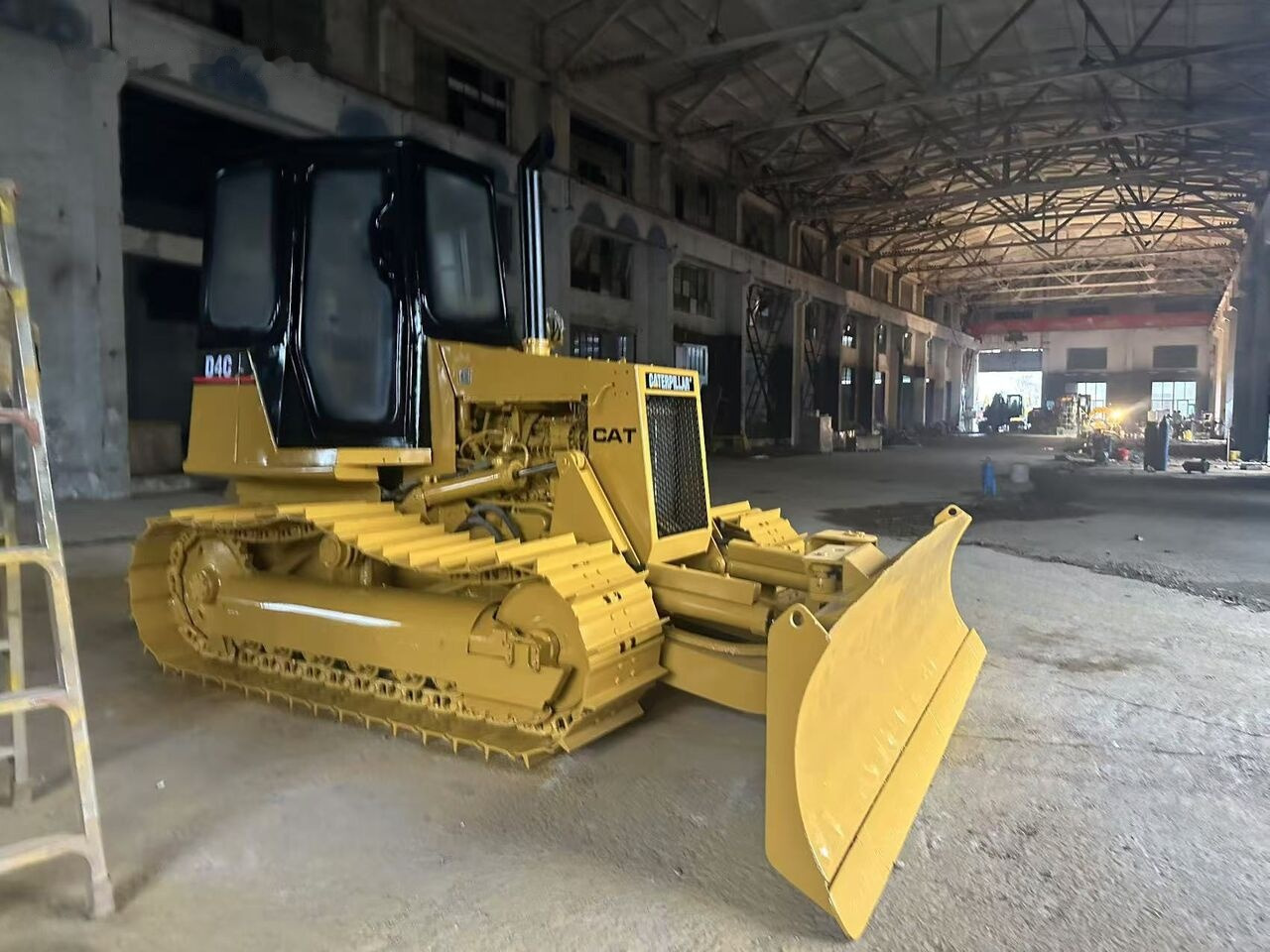 Caterpillar D4C - Buldozer: obrázek 1 Caterpillar D4C - Buldozer: obrázek 1