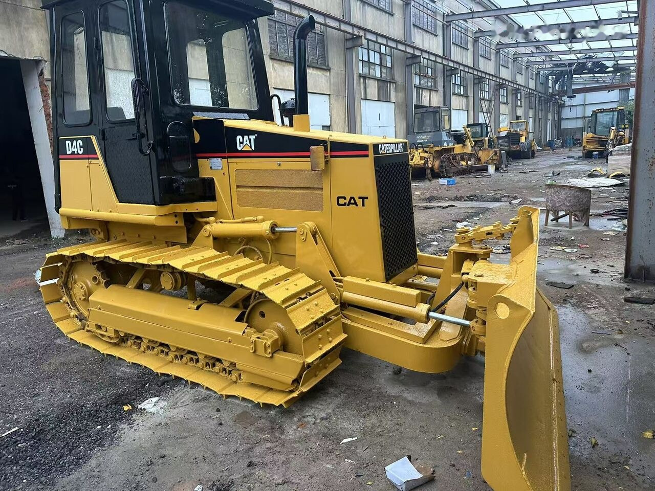 Caterpillar D4C - Buldozer: obrázek 2 Caterpillar D4C - Buldozer: obrázek 2