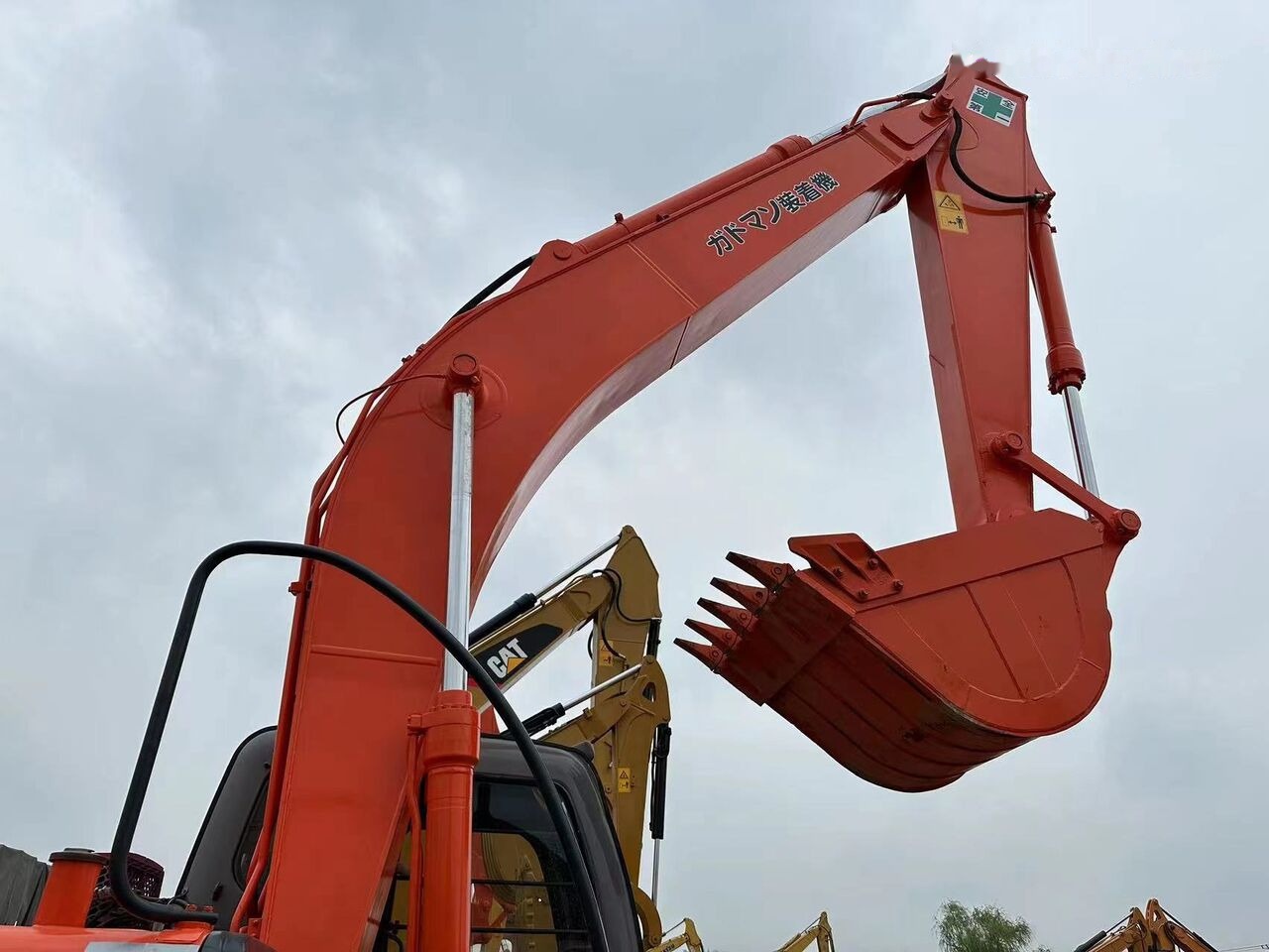 Pásové rýpadlo Hitachi ZX200: obrázek 6