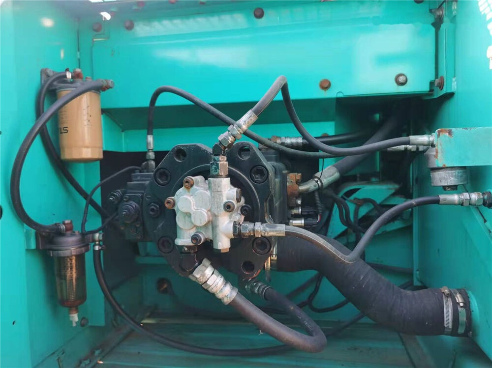 Pásové rýpadlo Kobelco SK210LC: obrázek 8