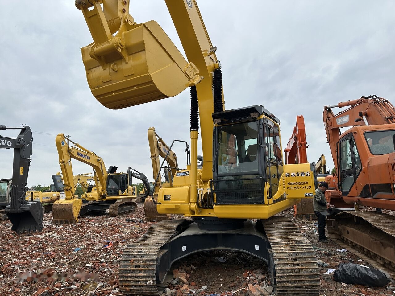 Komatsu PC220-8 - Pásové rýpadlo: obrázek 4 Komatsu PC220-8 - Pásové rýpadlo: obrázek 4