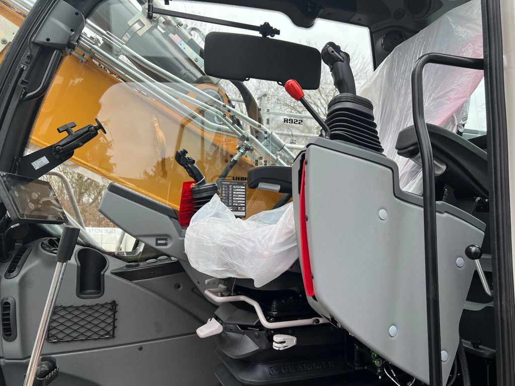 Liebherr R 922 G 6.0-D Liebherr R 922 G 6.0-D - Pásové rýpadlo: obrázek 4 Liebherr R 922 G 6.0-D Liebherr R 922 G 6.0-D - Pásové rýpadlo: obrázek 4