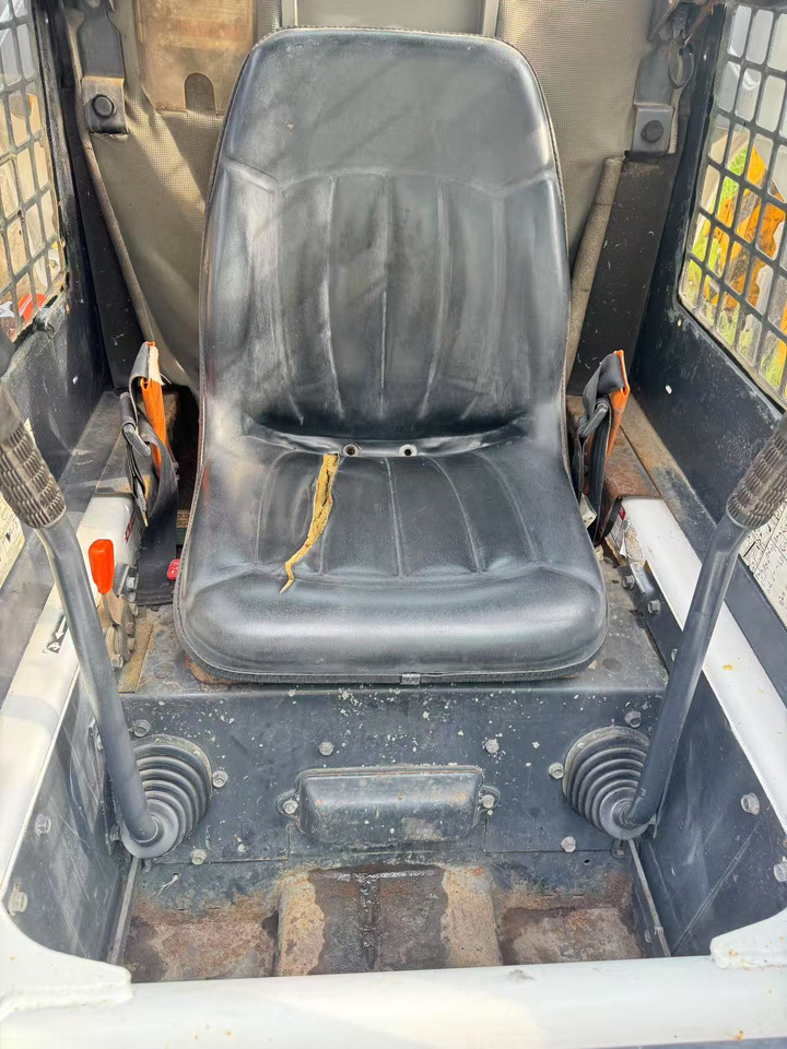 BOBCAT S300 - Smykový nakladač: obrázek 5 BOBCAT S300 - Smykový nakladač: obrázek 5