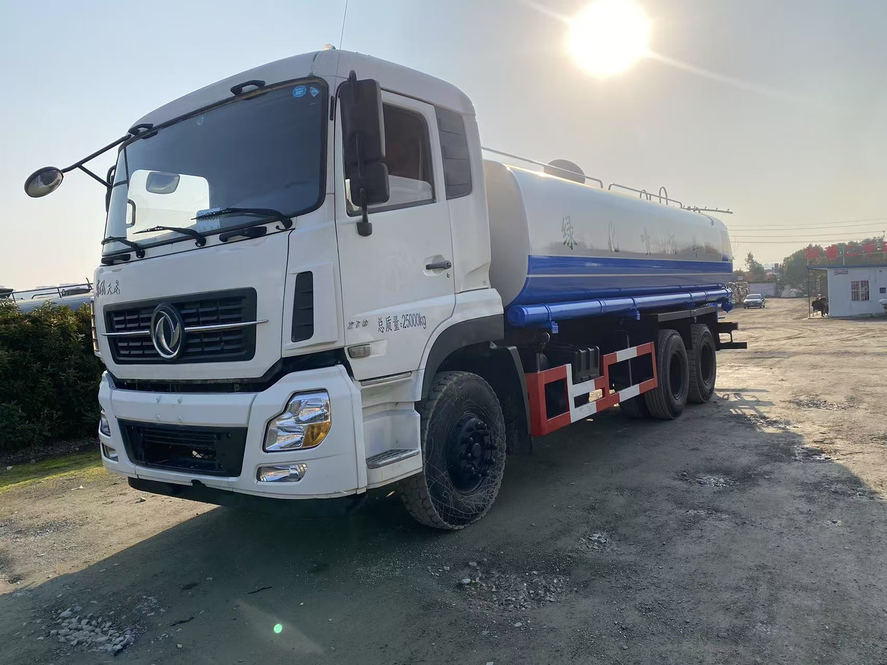 DONGFENG 20000L water truck Sprinkler - Cisternové vozidlo: obrázek 1 DONGFENG 20000L water truck Sprinkler - Cisternové vozidlo: obrázek 1