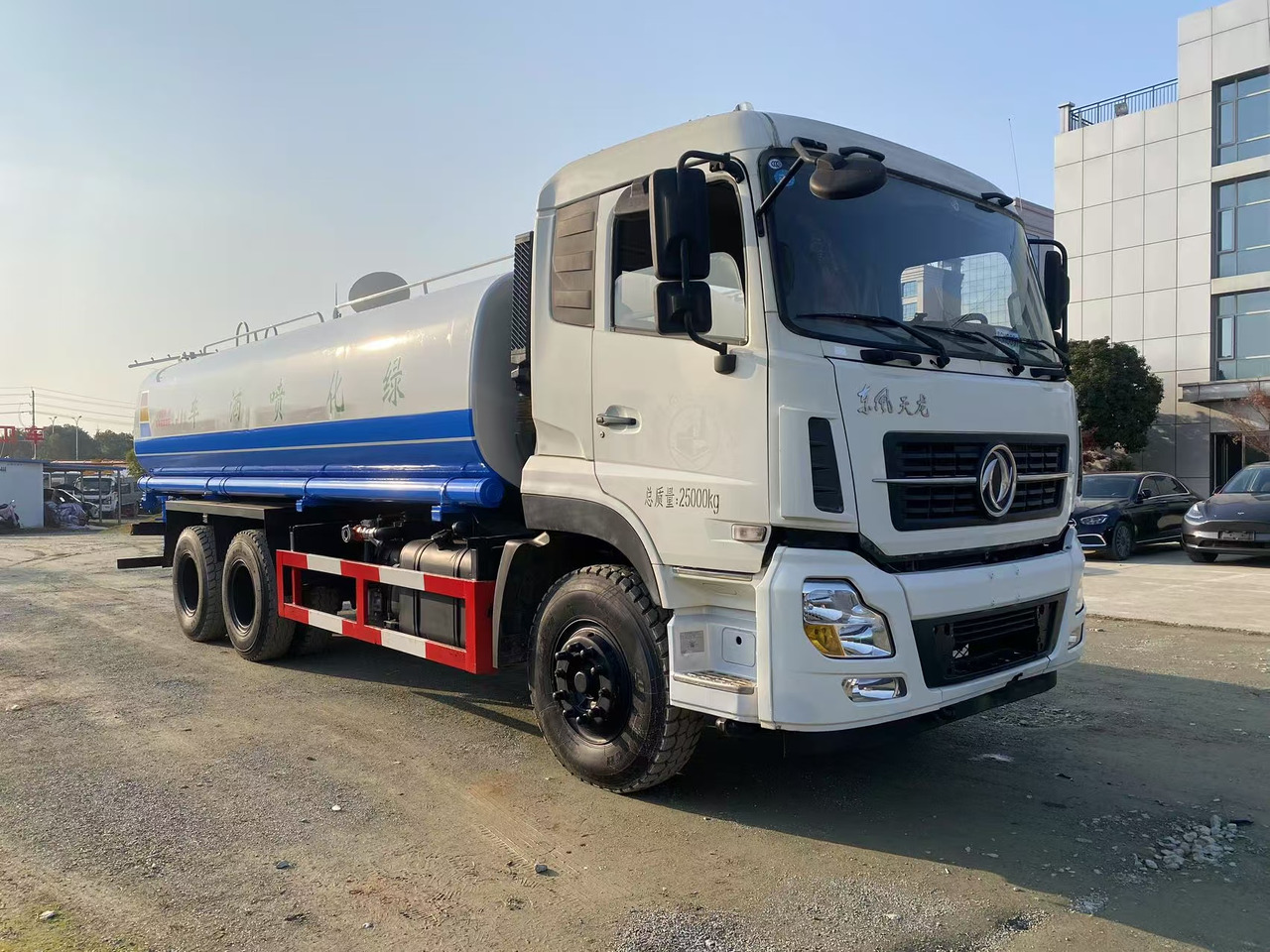 DONGFENG 20000L water truck Sprinkler - Cisternové vozidlo: obrázek 4 DONGFENG 20000L water truck Sprinkler - Cisternové vozidlo: obrázek 4