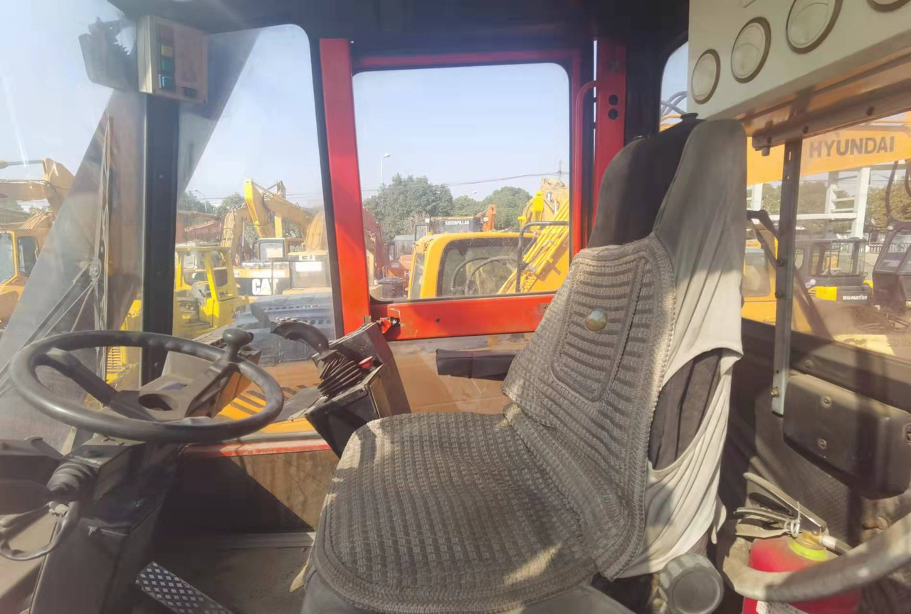 KALMAR DRF450 - Reach stacker: obrázek 3 KALMAR DRF450 - Reach stacker: obrázek 3