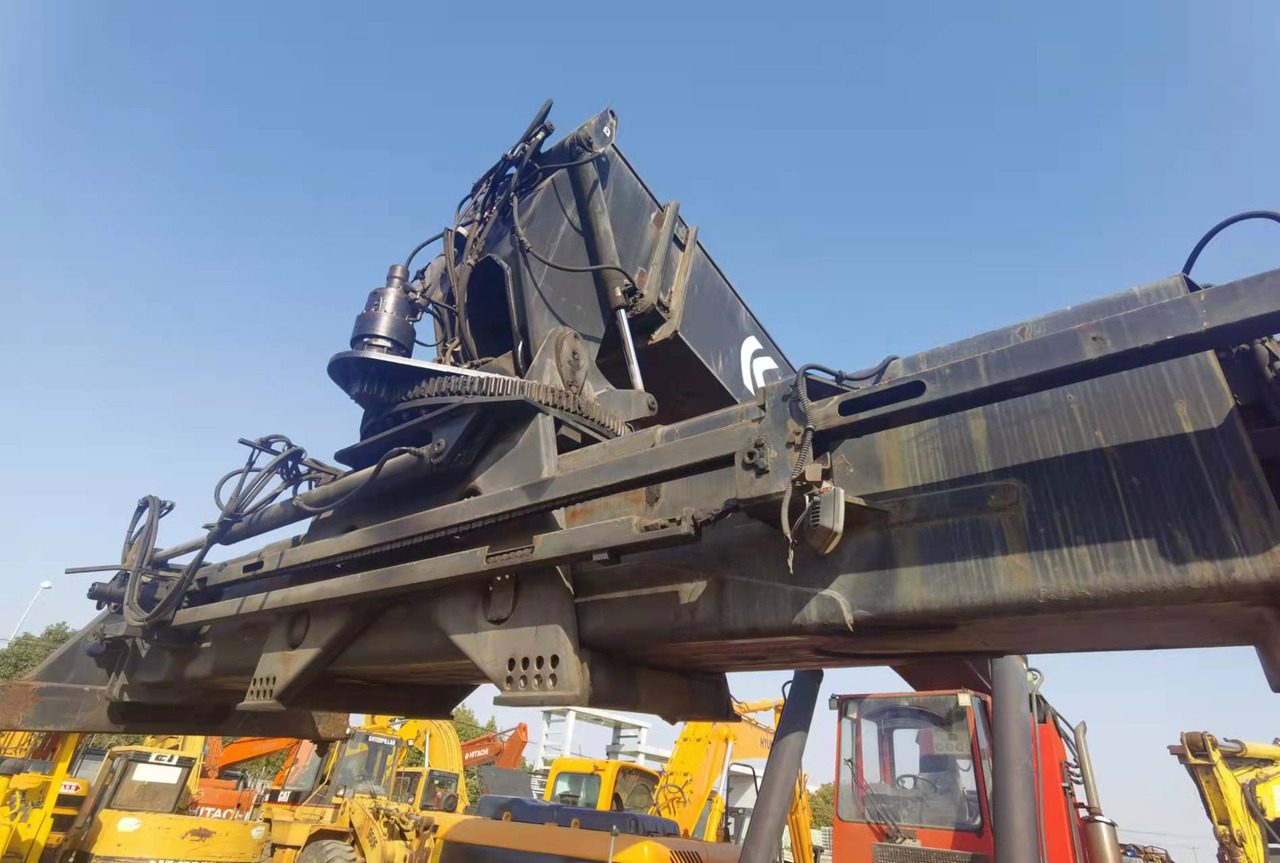 KALMAR DRF450 - Reach stacker: obrázek 4 KALMAR DRF450 - Reach stacker: obrázek 4