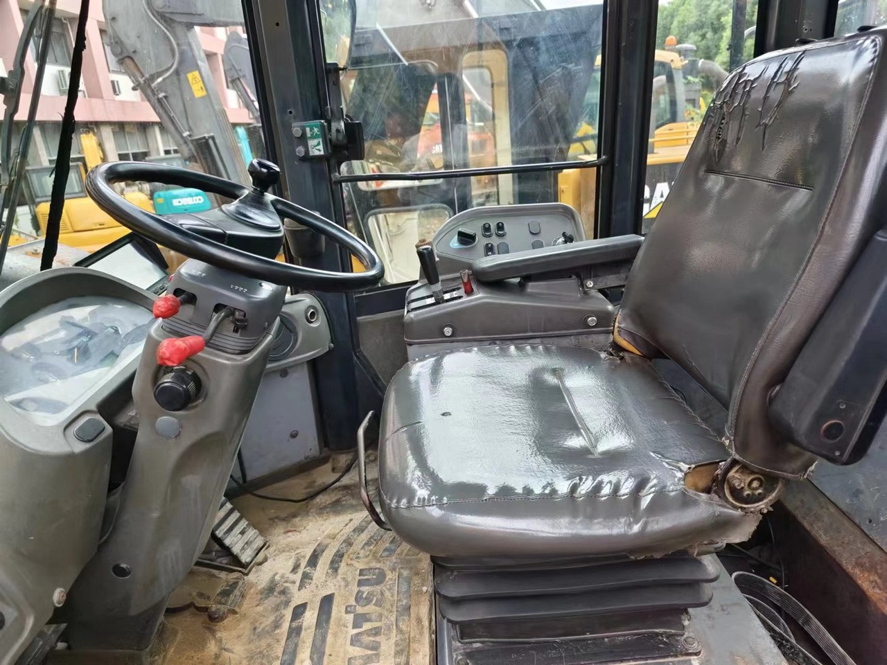 KOMATSU WA380-6 - Kolový nakladač: obrázek 4 KOMATSU WA380-6 - Kolový nakladač: obrázek 4