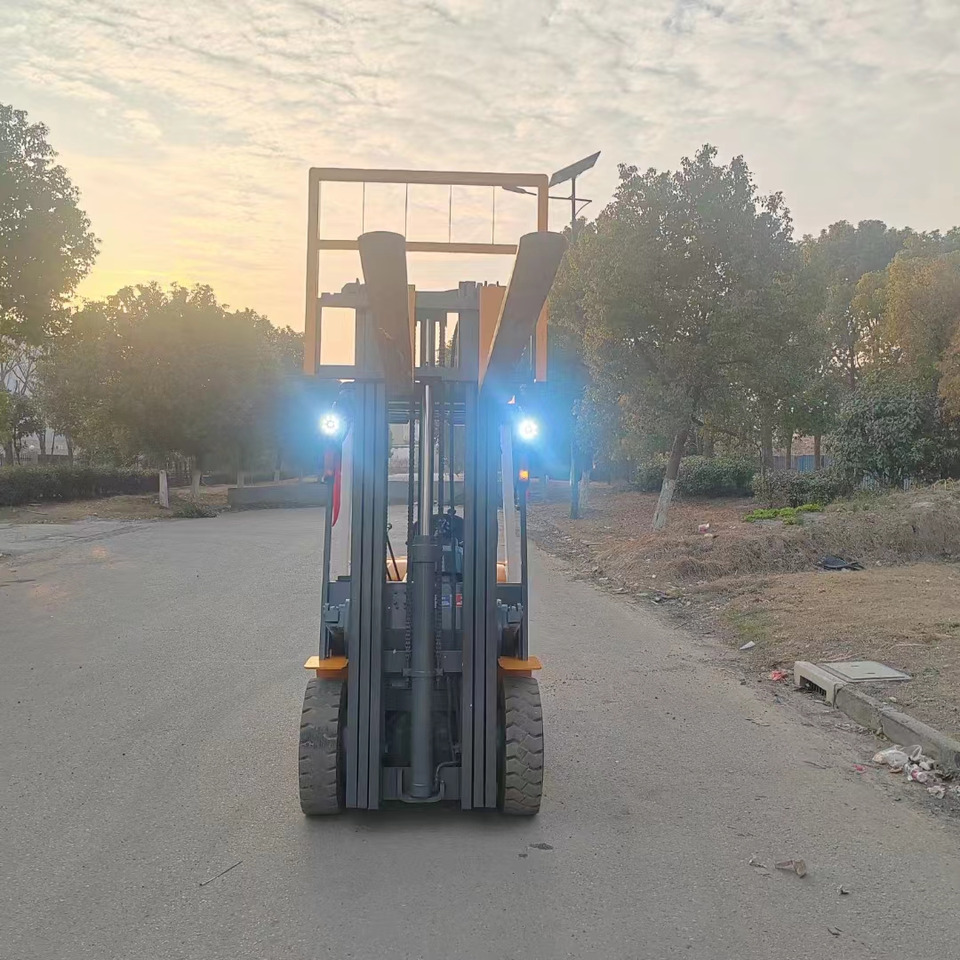TCM FD30 diesel ISUZU engine forklift from Japan - Dieselový vysokozdvižný vozík: obrázek 4 TCM FD30 diesel ISUZU engine forklift from Japan - Dieselový vysokozdvižný vozík: obrázek 4