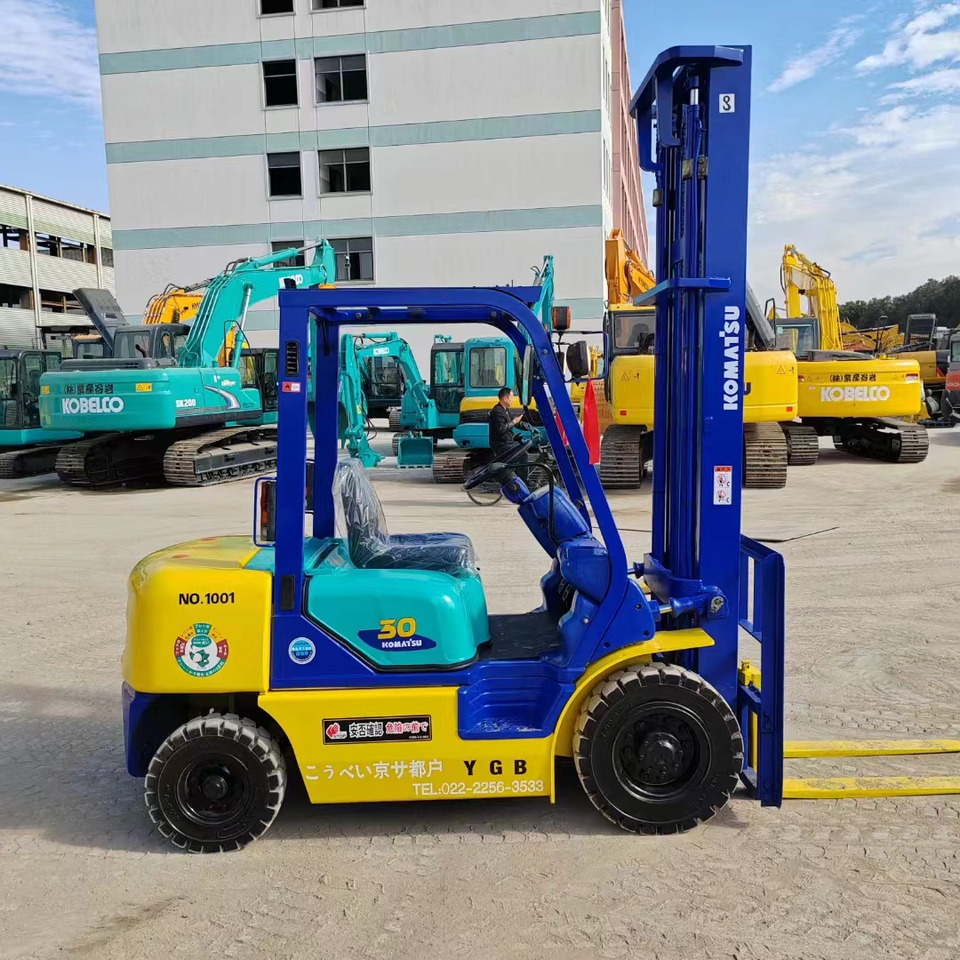 Komastu FD30 forklift 3tons - Dieselový vysokozdvižný vozík: obrázek 3 Komastu FD30 forklift 3tons - Dieselový vysokozdvižný vozík: obrázek 3