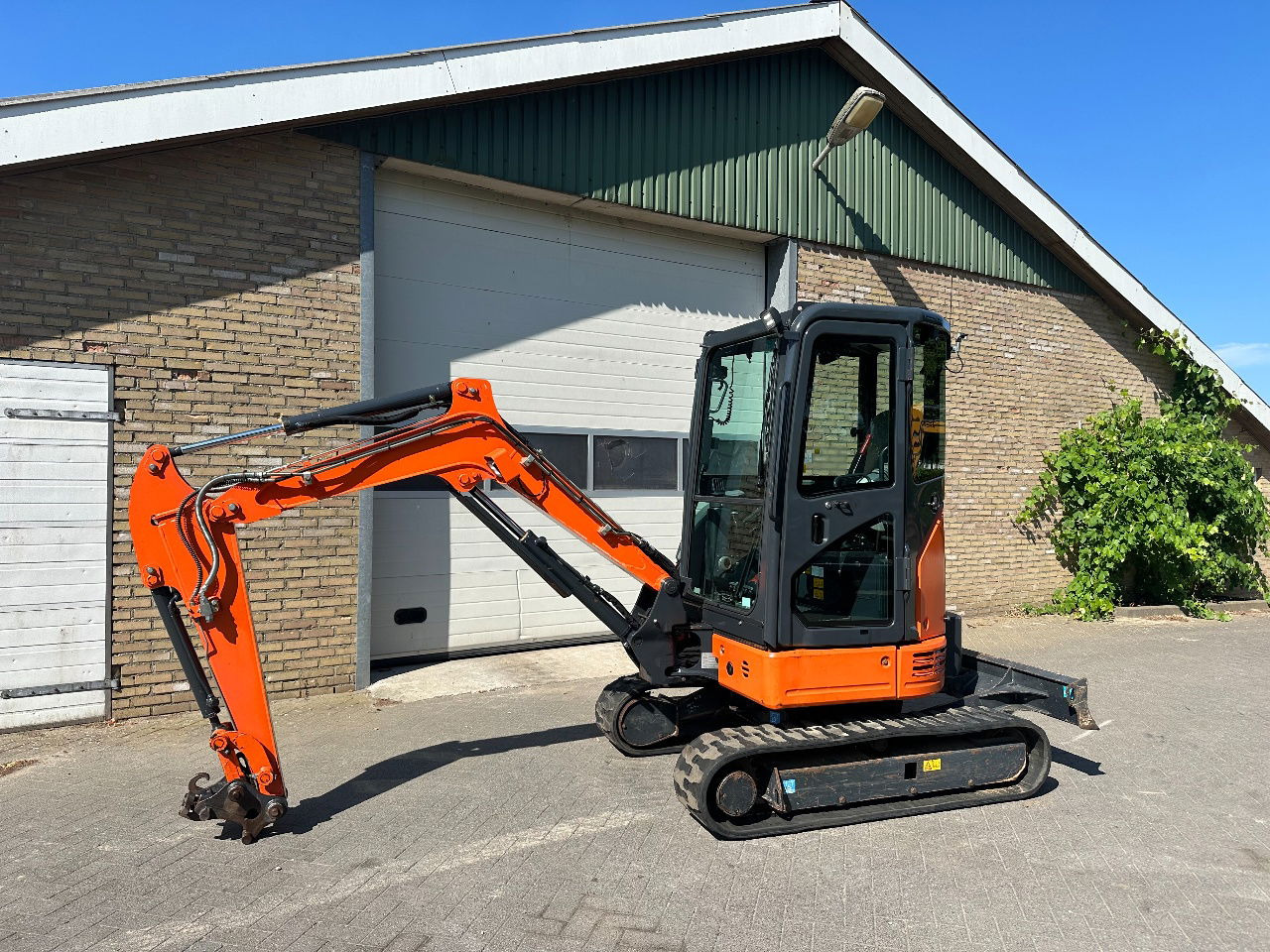 Hitachi ZX26U-6CR - Mini rýpadlo: obrázek 1 Hitachi ZX26U-6CR - Mini rýpadlo: obrázek 1