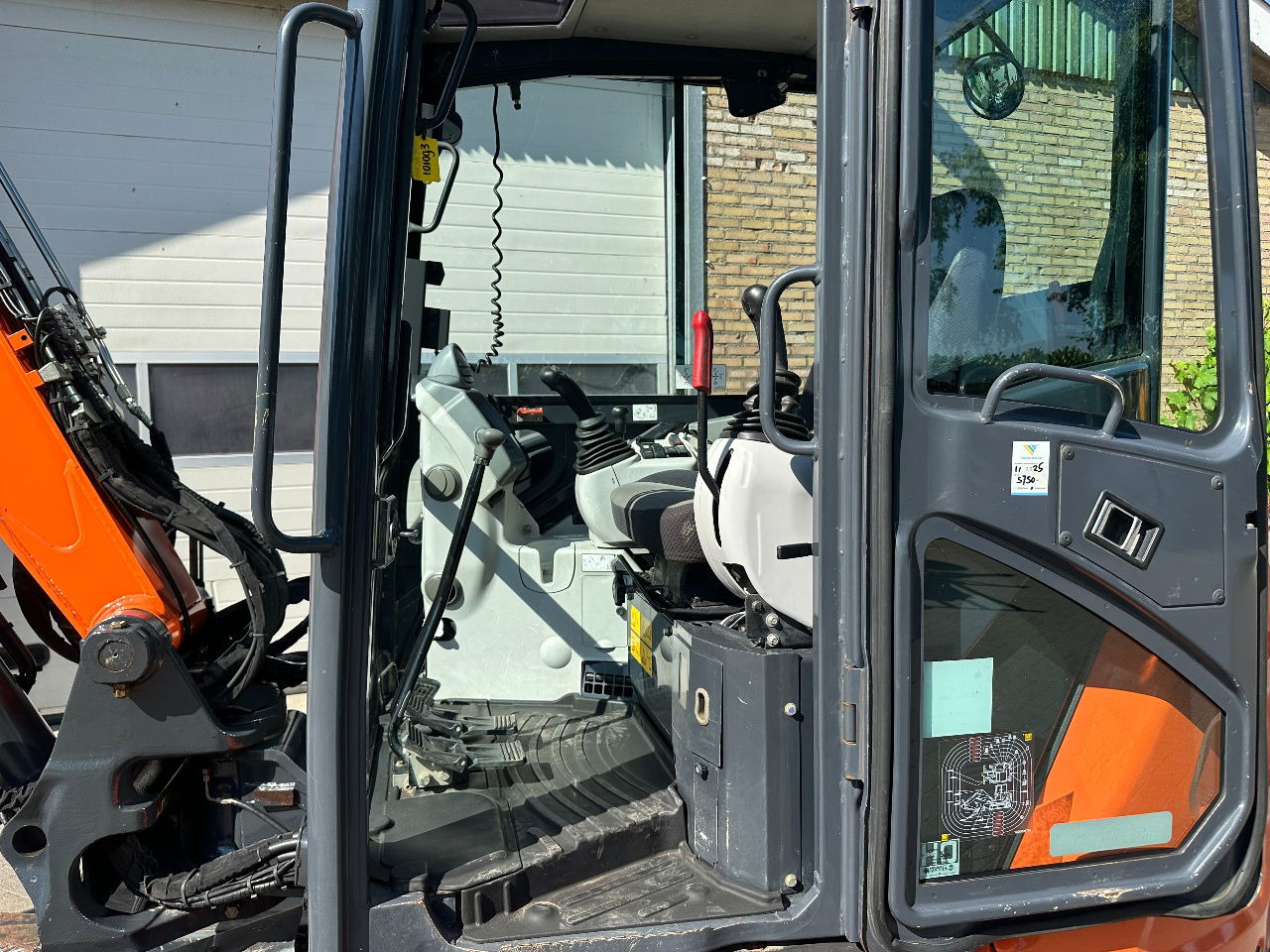 Mini rýpadlo Hitachi ZX65USB-5A CLR: obrázek 11 Mini rýpadlo Hitachi ZX65USB-5A CLR: obrázek 11