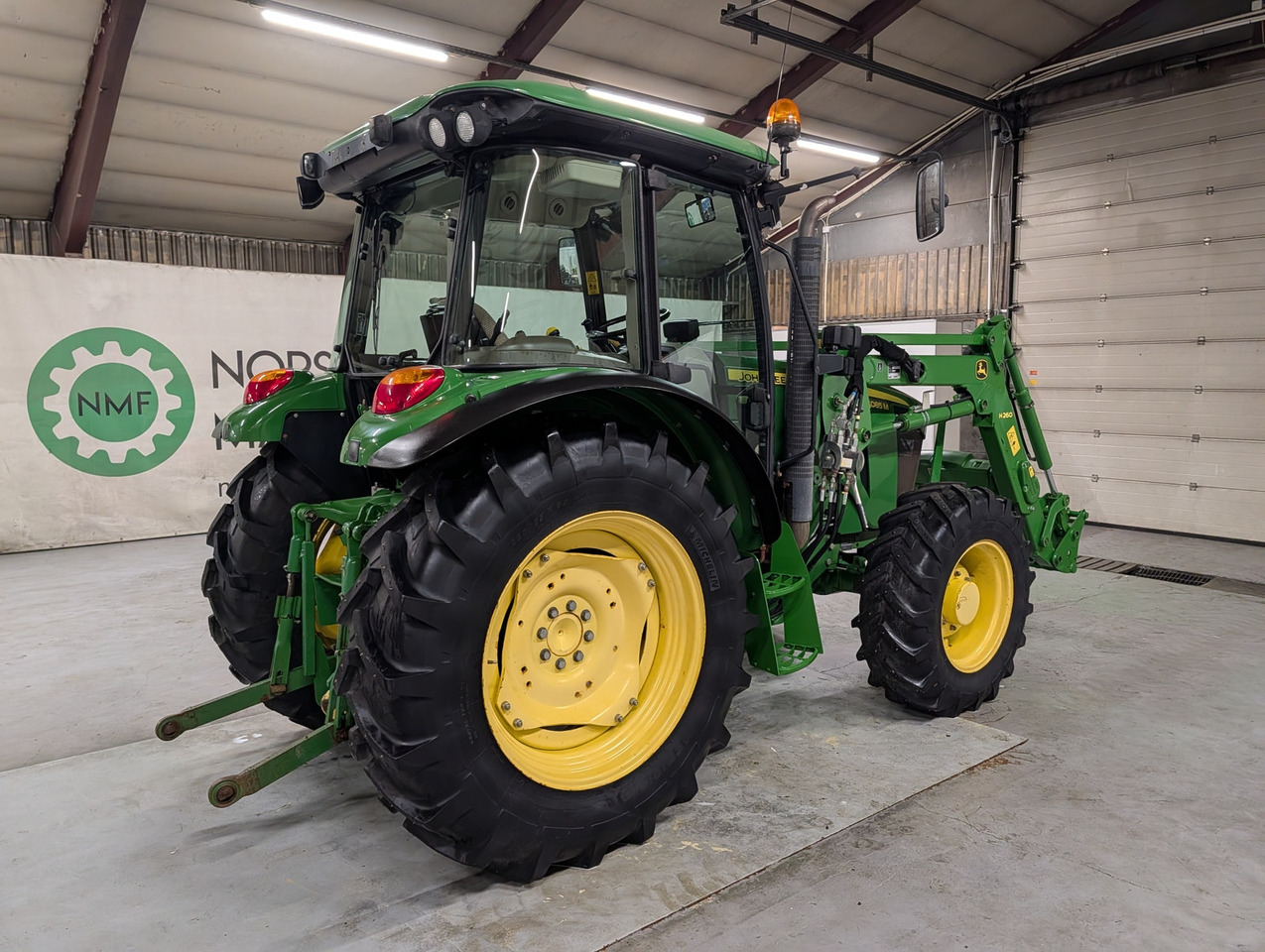 John Deere 5085M - Traktor: obrázek 5 John Deere 5085M - Traktor: obrázek 5