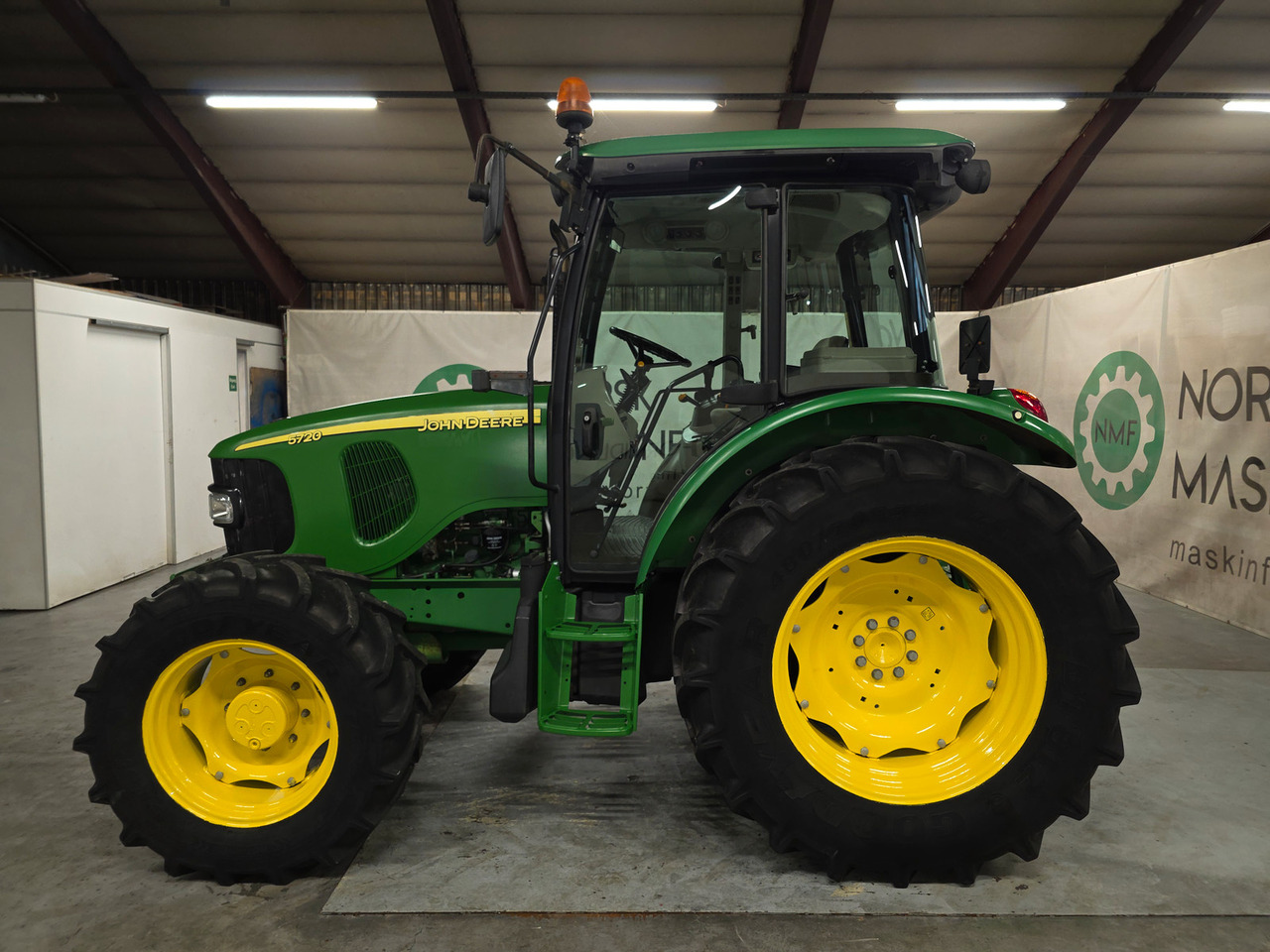 John Deere 5720 - Traktor: obrázek 2 John Deere 5720 - Traktor: obrázek 2