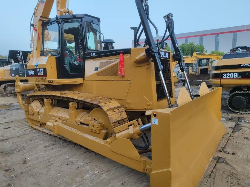 CAT D6G2 - Pásové rýpadlo: obrázek 1 CAT D6G2 - Pásové rýpadlo: obrázek 1