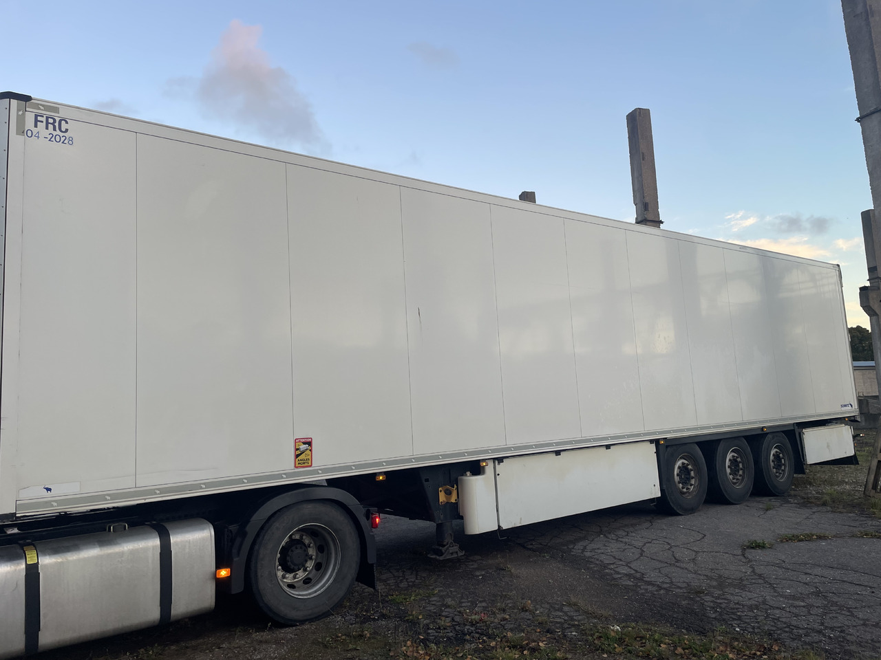 SCHMITZ SKO24 with meat hooks and 2 zone freezer - Chladírenský návěs: obrázek 4 SCHMITZ SKO24 with meat hooks and 2 zone freezer - Chladírenský návěs: obrázek 4