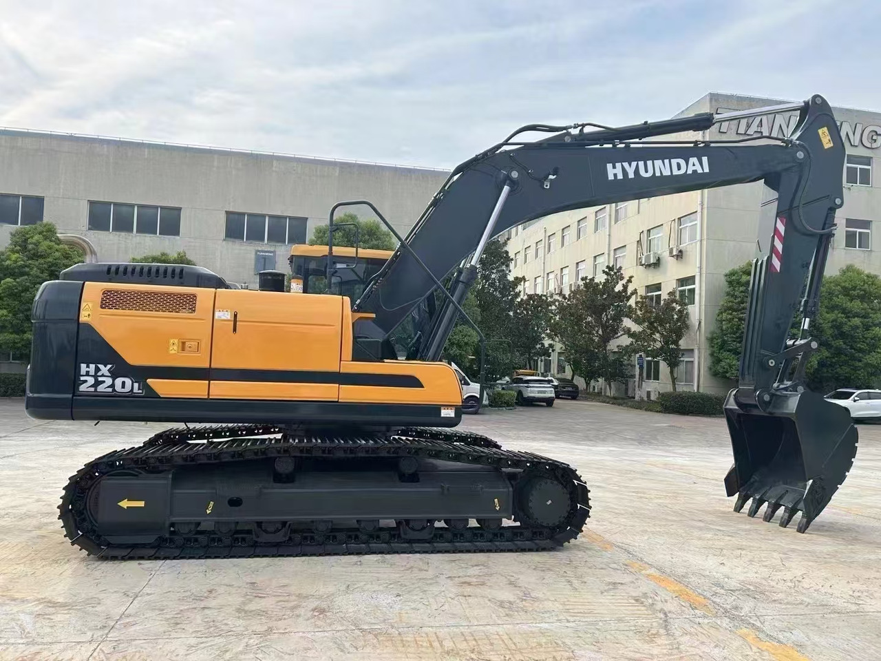 HYUNDAI HX220L - Pásové rýpadlo: obrázek 2 HYUNDAI HX220L - Pásové rýpadlo: obrázek 2