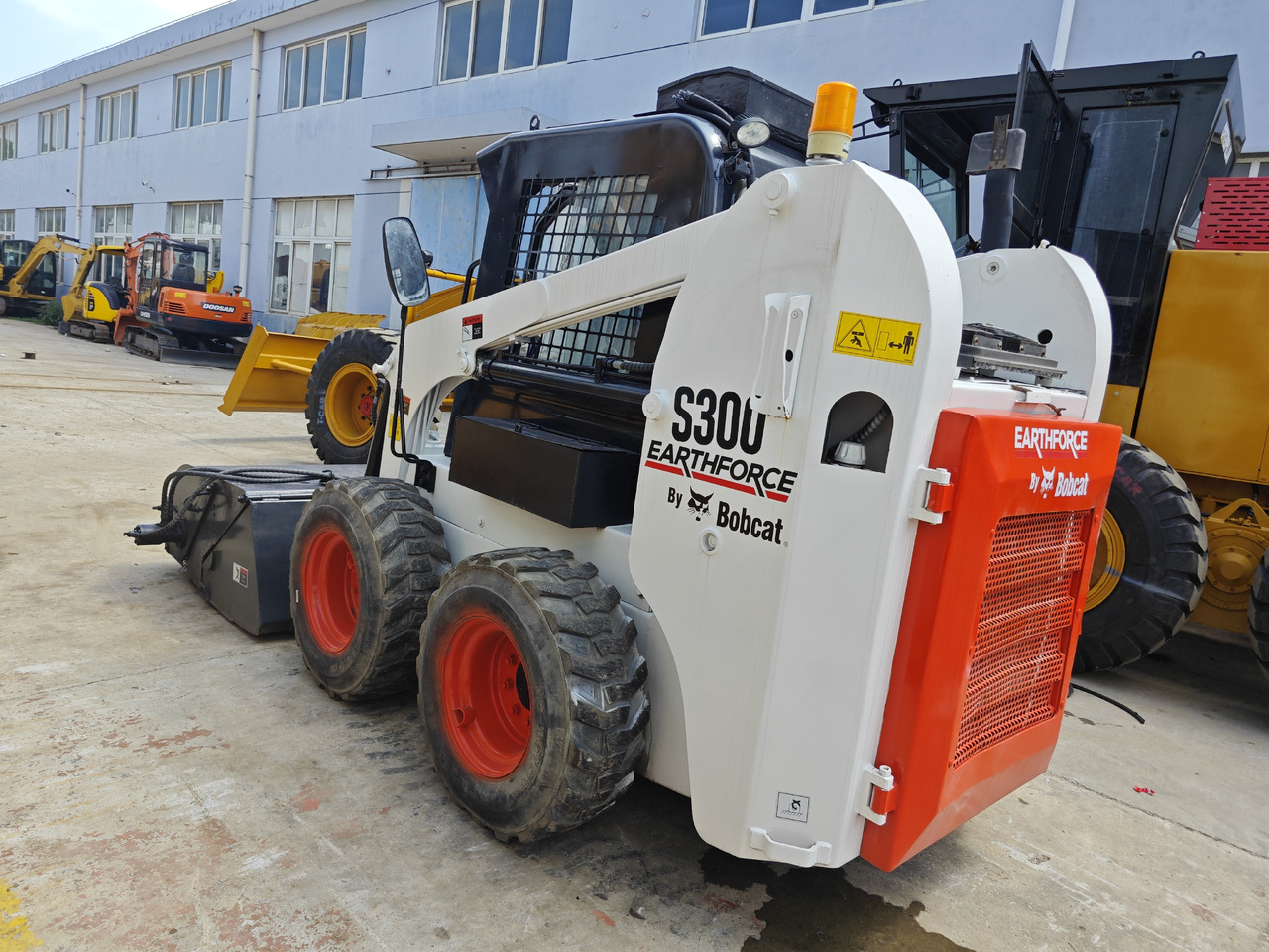 Bobcat S300 - Smykový nakladač: obrázek 1 Bobcat S300 - Smykový nakladač: obrázek 1