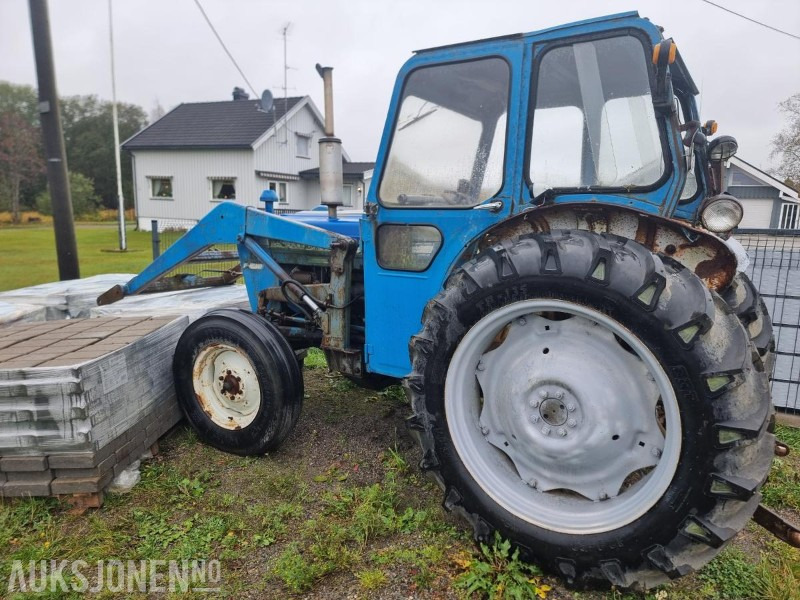 1972 Ford 3000 traktor med laster og skuffe - Traktor: obrázek 1 1972 Ford 3000 traktor med laster og skuffe - Traktor: obrázek 1