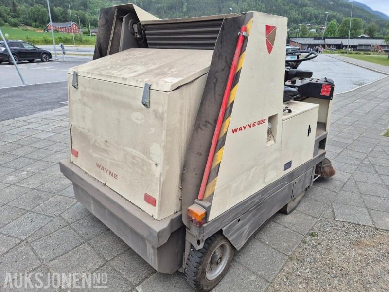 1995 Andre Wayne 928 D, dieseldrevet feiemaskin med oppsamler og tipp - Stavební zařízení: obrázek 5 1995 Andre Wayne 928 D, dieseldrevet feiemaskin med oppsamler og tipp - Stavební zařízení: obrázek 5