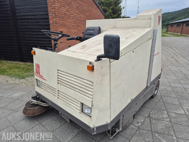 1995 Andre Wayne 928 D, dieseldrevet feiemaskin med oppsamler og tipp - Stavební zařízení: obrázek 1 1995 Andre Wayne 928 D, dieseldrevet feiemaskin med oppsamler og tipp - Stavební zařízení: obrázek 1