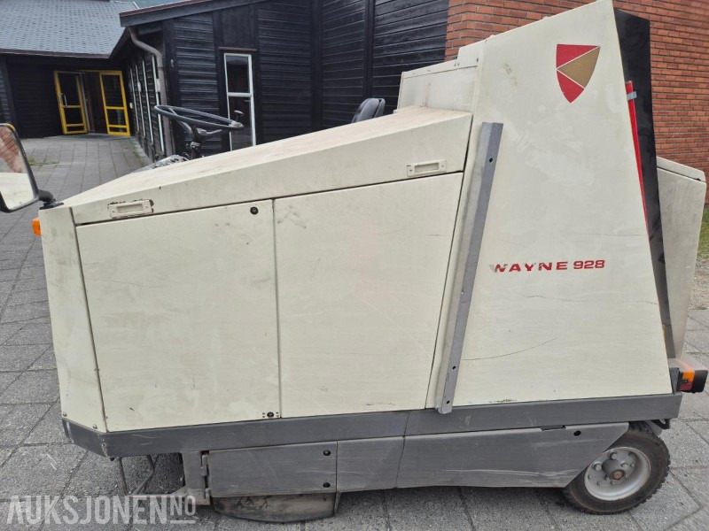 1995 Andre Wayne 928 D, dieseldrevet feiemaskin med oppsamler og tipp - Stavební zařízení: obrázek 2 1995 Andre Wayne 928 D, dieseldrevet feiemaskin med oppsamler og tipp - Stavební zařízení: obrázek 2