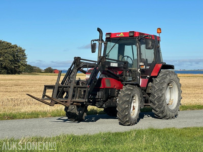 1996 CASE IH 4240 XL Traktor med frontlaster, og utstyr - Traktor: obrázek 1 1996 CASE IH 4240 XL Traktor med frontlaster, og utstyr - Traktor: obrázek 1