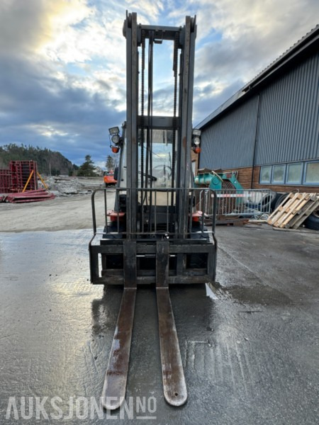 1998 Nissan 35 - Modell WF03A33U - Diesel - Motvektstruck - Pracovní plošina: obrázek 2 1998 Nissan 35 - Modell WF03A33U - Diesel - Motvektstruck - Pracovní plošina: obrázek 2