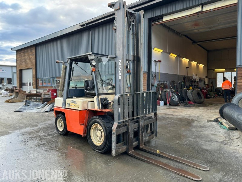 1998 Nissan 35 - Modell WF03A33U - Diesel - Motvektstruck - Pracovní plošina: obrázek 1 1998 Nissan 35 - Modell WF03A33U - Diesel - Motvektstruck - Pracovní plošina: obrázek 1