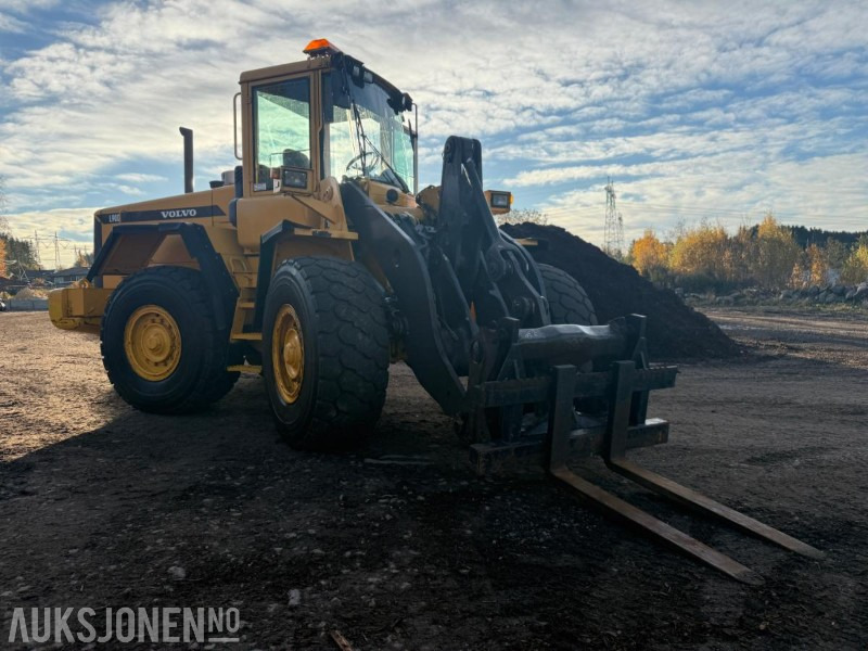 2001 Volvo L90D HJULLASTER SERVICEHISTORIKK 3.FUNKSJON PALLEGAFFEL 12716 TIMER. - Kolový nakladač: obrázek 2 2001 Volvo L90D HJULLASTER SERVICEHISTORIKK 3.FUNKSJON PALLEGAFFEL 12716 TIMER. - Kolový nakladač: obrázek 2