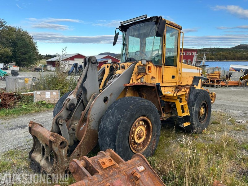 2002 Volvo L90D hjullaster – 17 tonn // Helgummihjul // Sentralsmøring - Kolový nakladač: obrázek 1 2002 Volvo L90D hjullaster – 17 tonn // Helgummihjul // Sentralsmøring - Kolový nakladač: obrázek 1