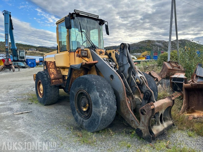 2002 Volvo L90D hjullaster – 17 tonn // Helgummihjul // Sentralsmøring - Kolový nakladač: obrázek 2 2002 Volvo L90D hjullaster – 17 tonn // Helgummihjul // Sentralsmøring - Kolový nakladač: obrázek 2