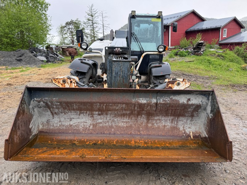 2005 Bobcat T35120SL Teleskoptruck / Teleskoplaster - 4x4x4 - avvatringssylinder - Støttelabber - Hydraulisk redskapslås - Jibb - Skuffe - 2 stk pallegafler - Teleskopický manipulátor: obrázek 2 2005 Bobcat T35120SL Teleskoptruck / Teleskoplaster - 4x4x4 - avvatringssylinder - Støttelabber - Hydraulisk redskapslås - Jibb - Skuffe - 2 stk pallegafler - Teleskopický manipulátor: obrázek 2