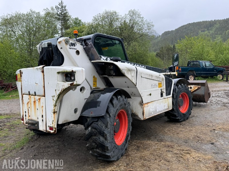 2005 Bobcat T35120SL Teleskoptruck / Teleskoplaster - 4x4x4 - avvatringssylinder - Støttelabber - Hydraulisk redskapslås - Jibb - Skuffe - 2 stk pallegafler - Teleskopický manipulátor: obrázek 4 2005 Bobcat T35120SL Teleskoptruck / Teleskoplaster - 4x4x4 - avvatringssylinder - Støttelabber - Hydraulisk redskapslås - Jibb - Skuffe - 2 stk pallegafler - Teleskopický manipulátor: obrázek 4