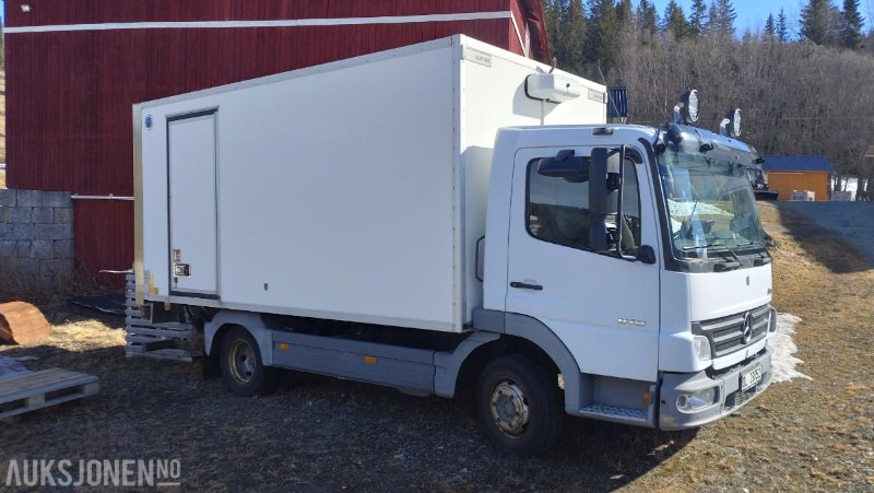 2006 Mercedes-Benz 818/33AT 7,5 skapbil ryggekamera s+v dekk kjetting - Skříňový nákladní auto: obrázek 3 2006 Mercedes-Benz 818/33AT 7,5 skapbil ryggekamera s+v dekk kjetting - Skříňový nákladní auto: obrázek 3