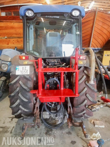 2011 New Holland T4050 - Traktor med spyleutstyr, spesielt laget for rengjøring av dekke på friidrettsbaner / løpebaner - Traktor: obrázek 2 2011 New Holland T4050 - Traktor med spyleutstyr, spesielt laget for rengjøring av dekke på friidrettsbaner / løpebaner - Traktor: obrázek 2