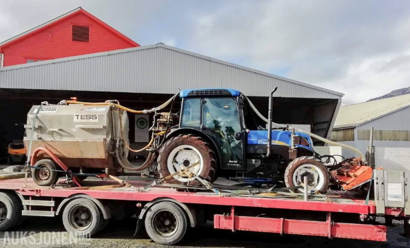 2011 New Holland T4050 - Traktor med spyleutstyr, spesielt laget for rengjøring av dekke på friidrettsbaner / løpebaner - Traktor: obrázek 5 2011 New Holland T4050 - Traktor med spyleutstyr, spesielt laget for rengjøring av dekke på friidrettsbaner / løpebaner - Traktor: obrázek 5